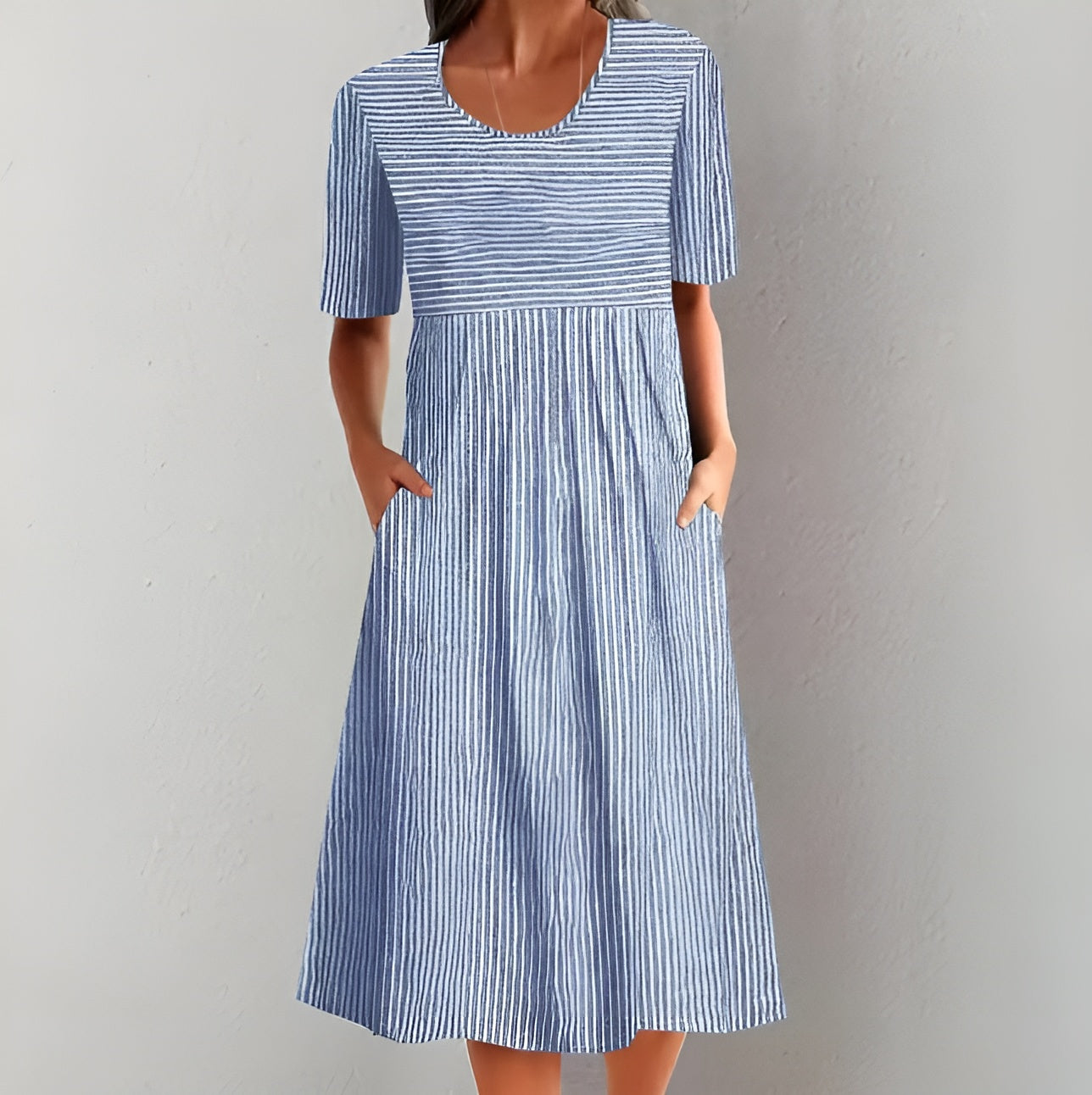Annika | Elegant Stribet Midikjole med Havinspireret Følelse