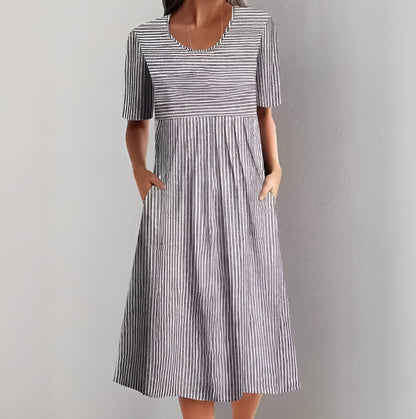 Annika | Elegant Stribet Midikjole med Havinspireret Følelse