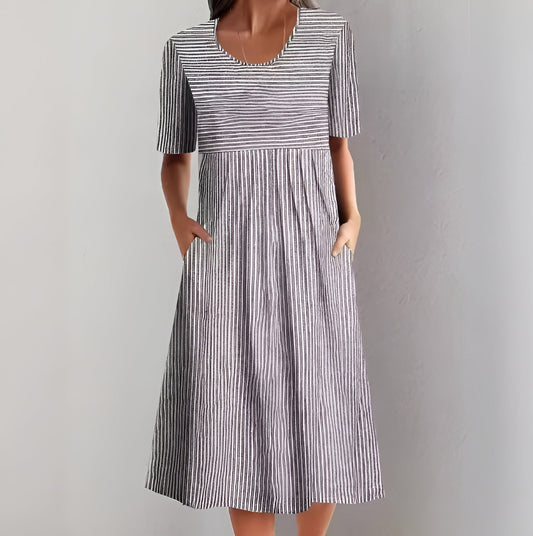 Annika | Elegant Stribet Midikjole med Havinspireret Følelse
